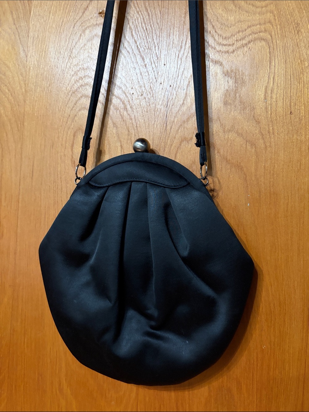 Elegant Black Pleated Kiss-Lock Crossbody Bag